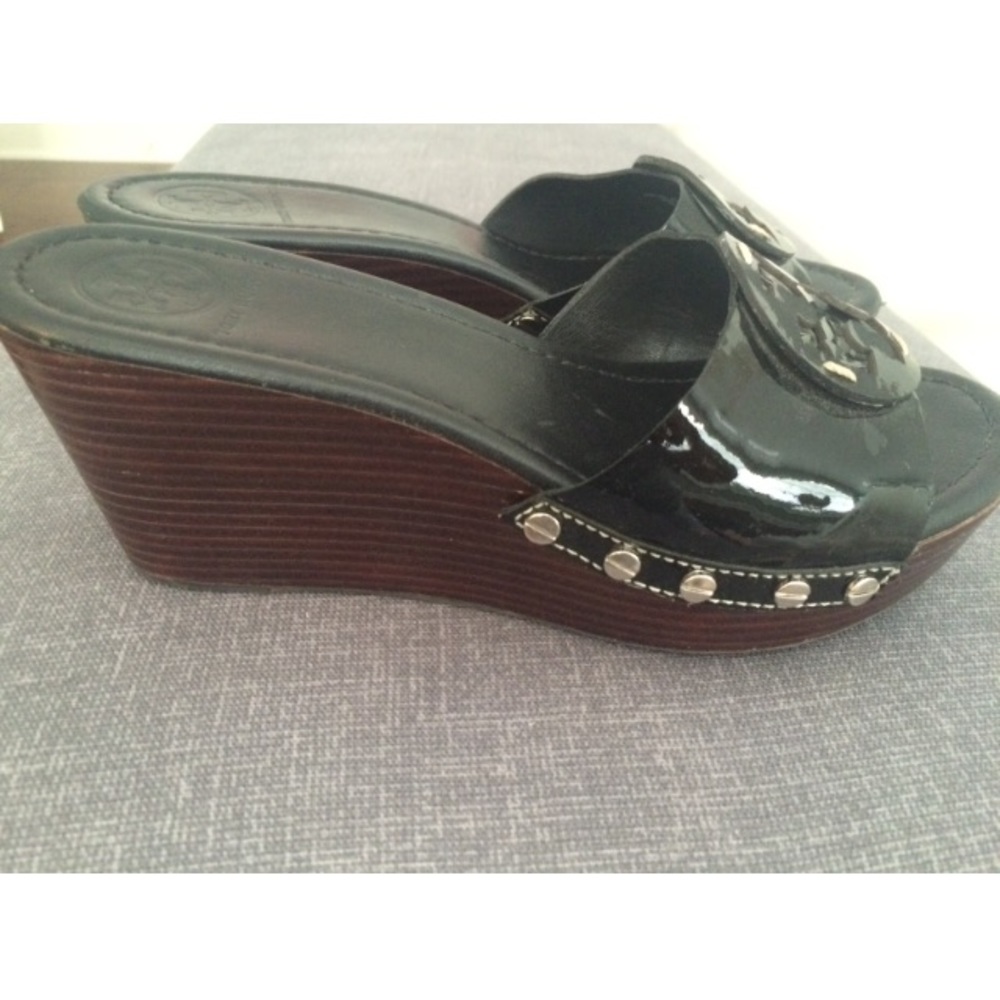 Tory burch black wedges.